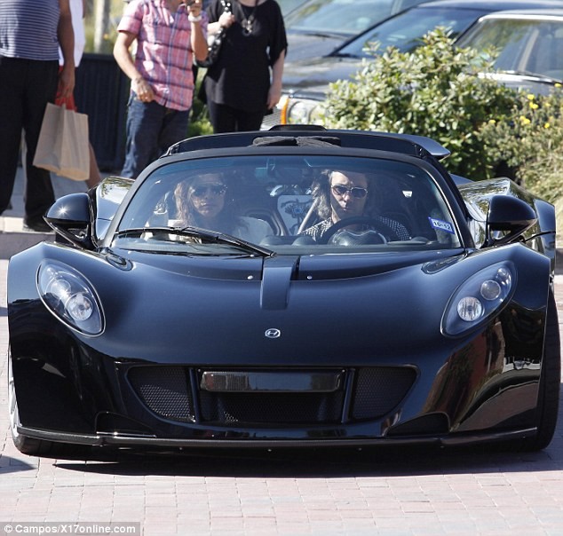 Trưởng nhóm Aerosmith kiêm giám khảo của chương trình American Idol, Steven Tyler được lái xe đưa đi dạo ở Malibu trên siêu xe thể thao Hennessey GT Venom trị giá khoảng 1 triệu USD